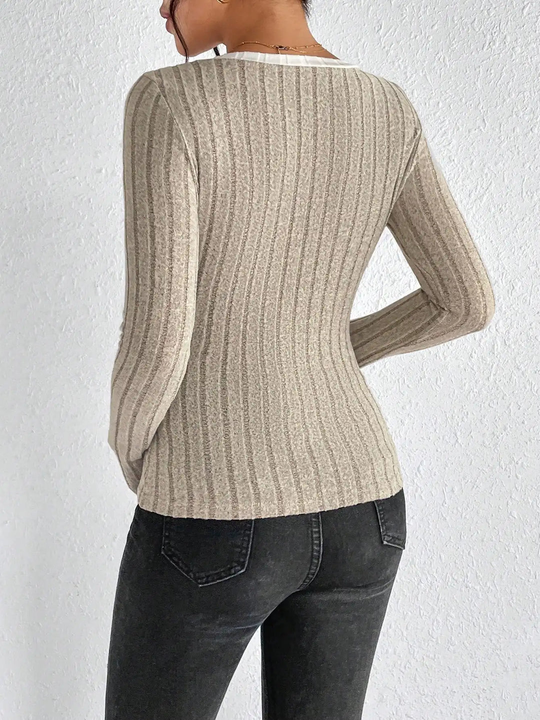 Clara - Ribbed V-Neck Top