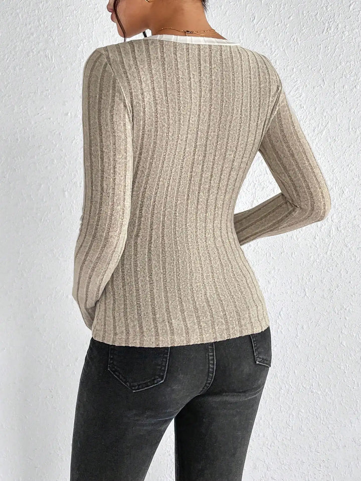 Clara - Ribbed V-Neck Top